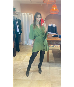 Para mulheres de personalidade que prezam por um look marcante sem perder a leveza. Nosso vestido midi tem comprimento curto, decote em v e mangas fluidas. O ponto alto da pea fica por conta do transpasse com detalhe em argola lateral. Aposte neste vestido para ocasies durante o dia ou durante a noite